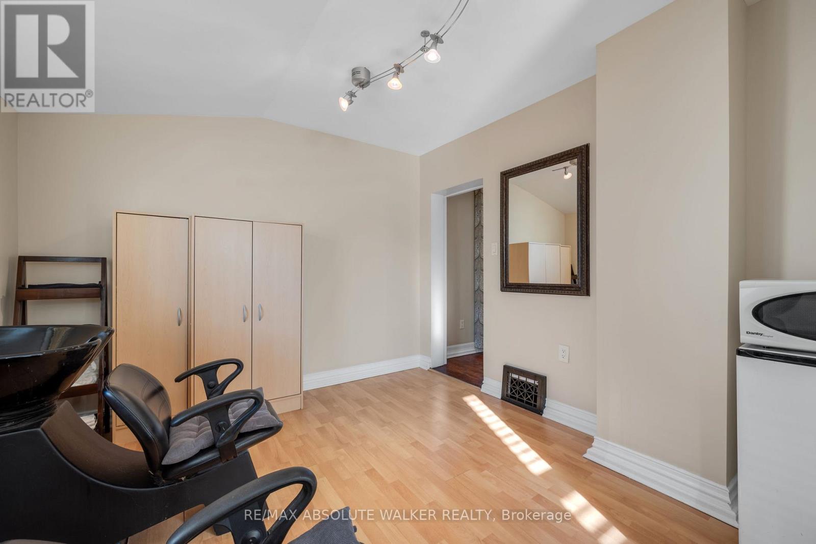 Retail for Sale in Ottawa – 383 DANFORTH AVENUE, Ottawa – MLS# X13619976 - Image 16