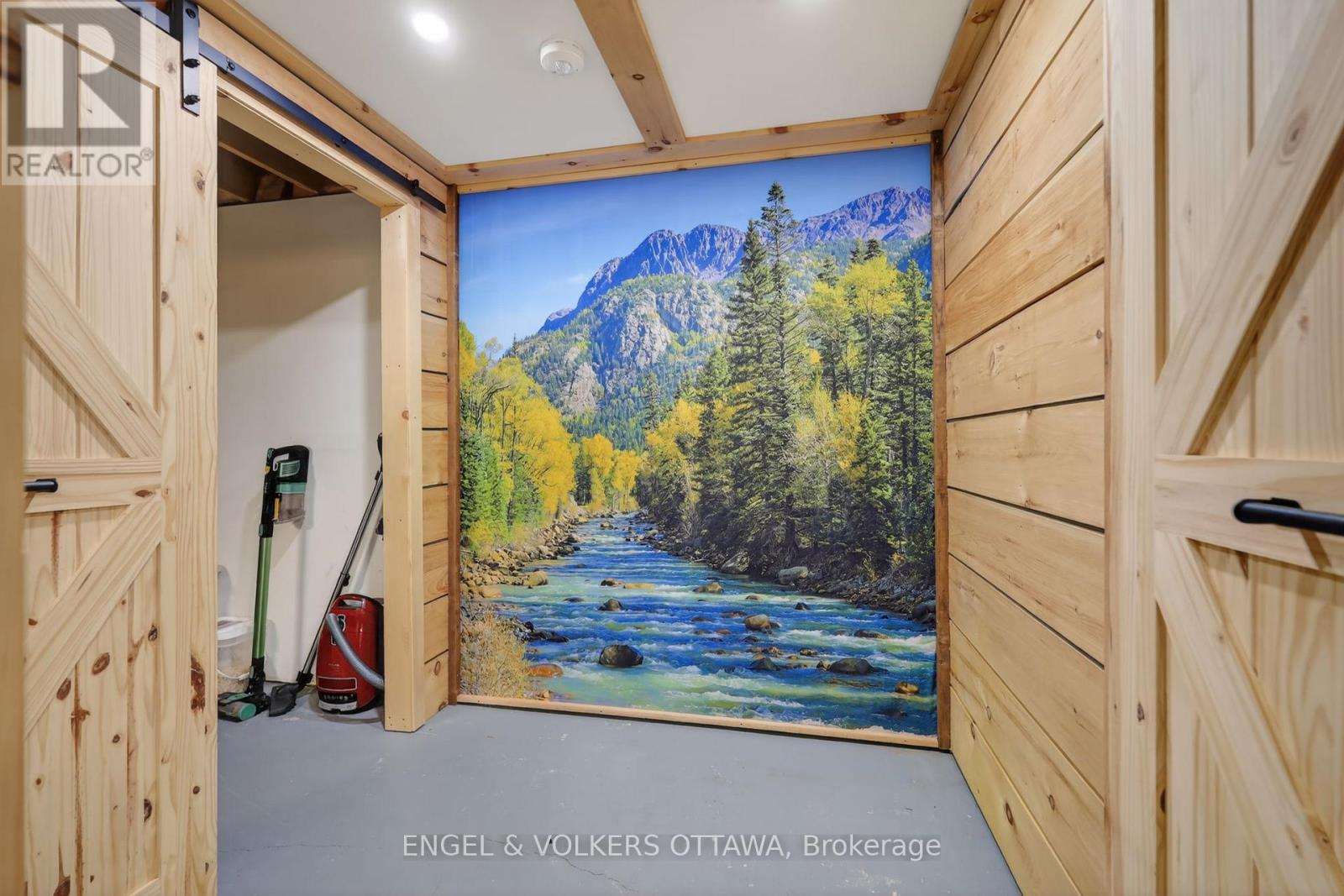 #6 164 MCCLINTOCK WAY - 32