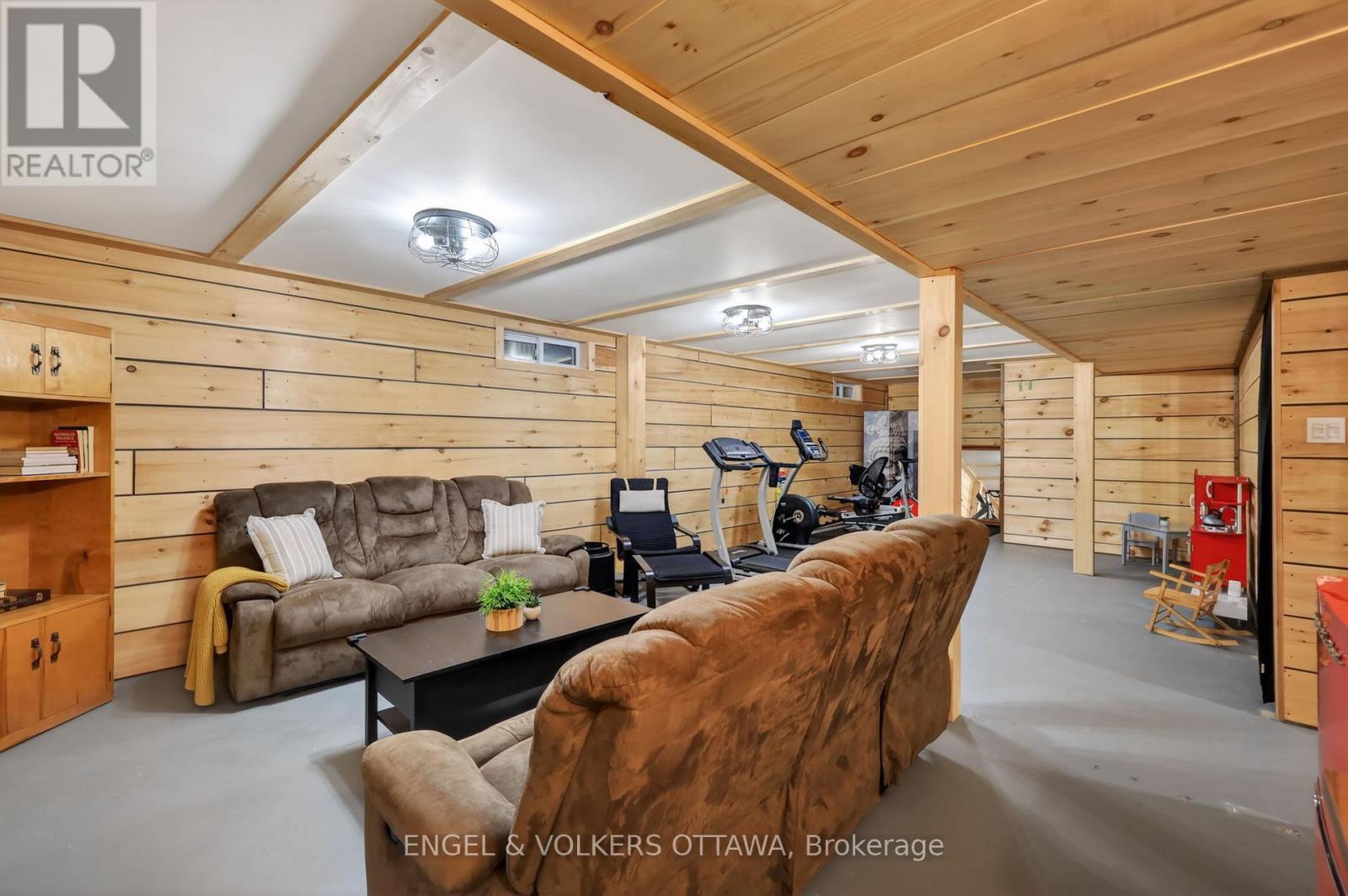 #6 164 MCCLINTOCK WAY - 33