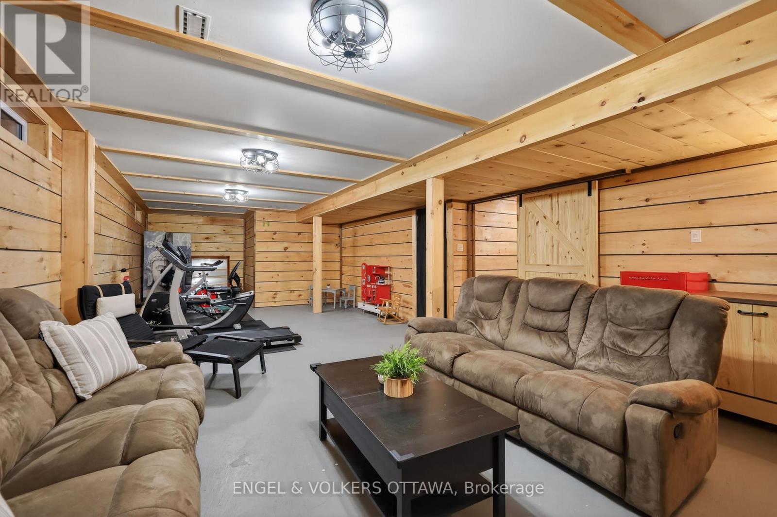 #6 164 MCCLINTOCK WAY - 37