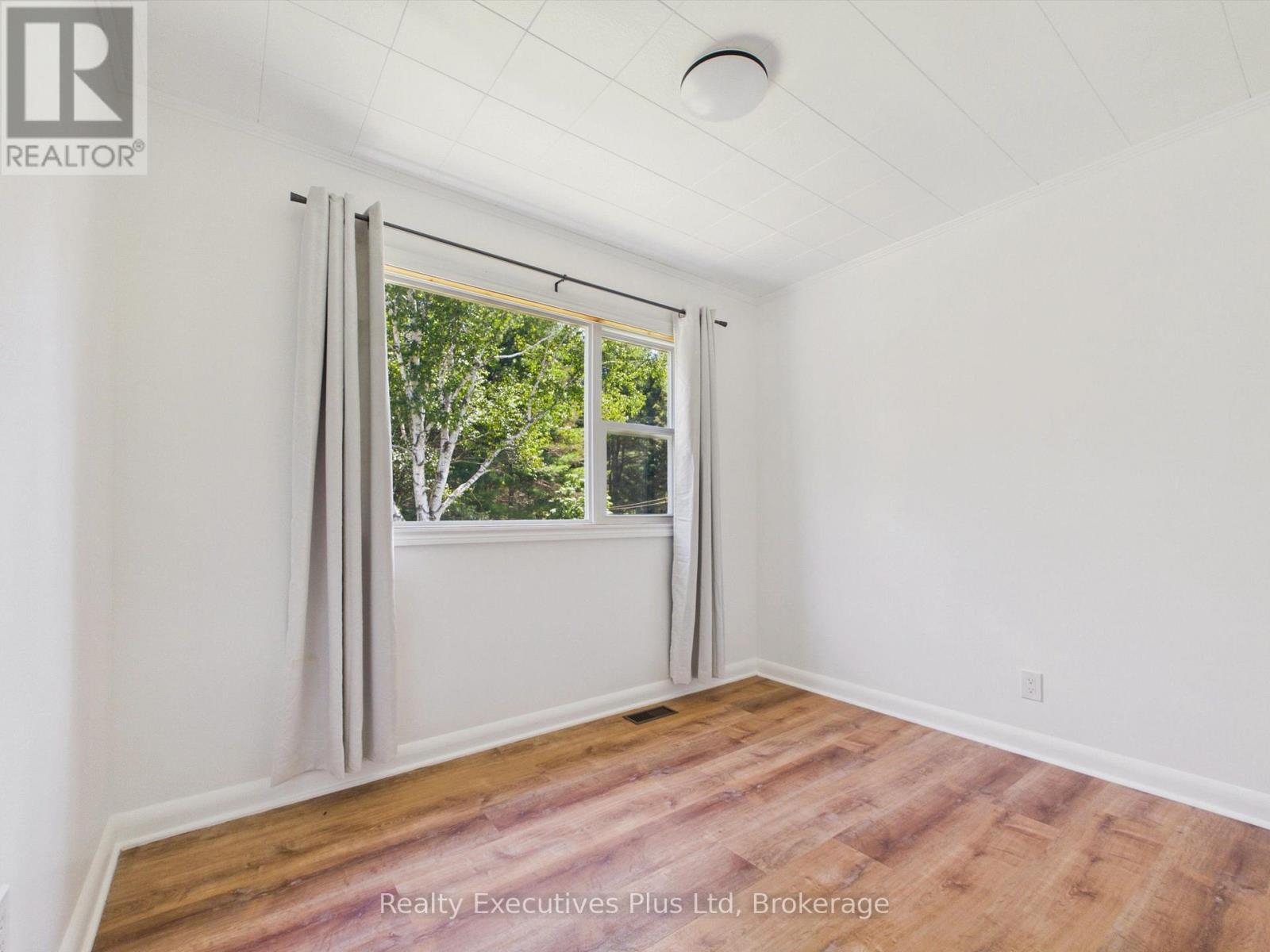29 QUEEN STREET - 32