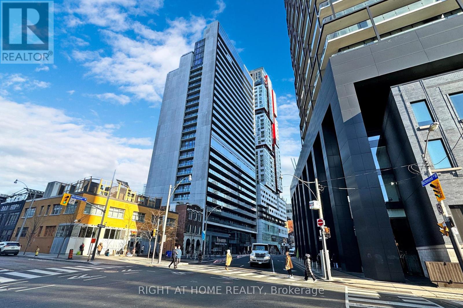 209 - 330 RICHMOND STREET W