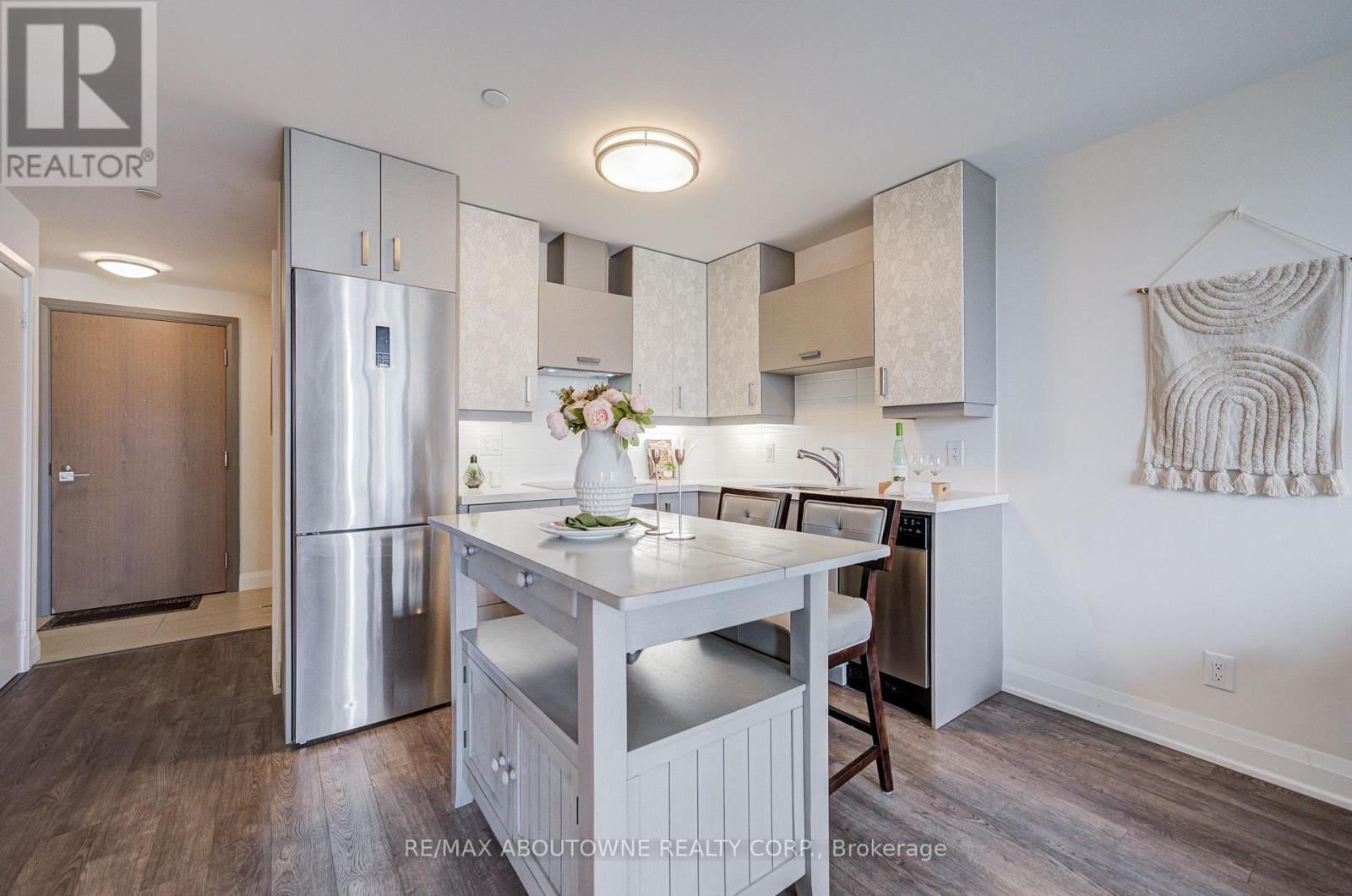 #921 18 UPTOWN DRIVE - 11