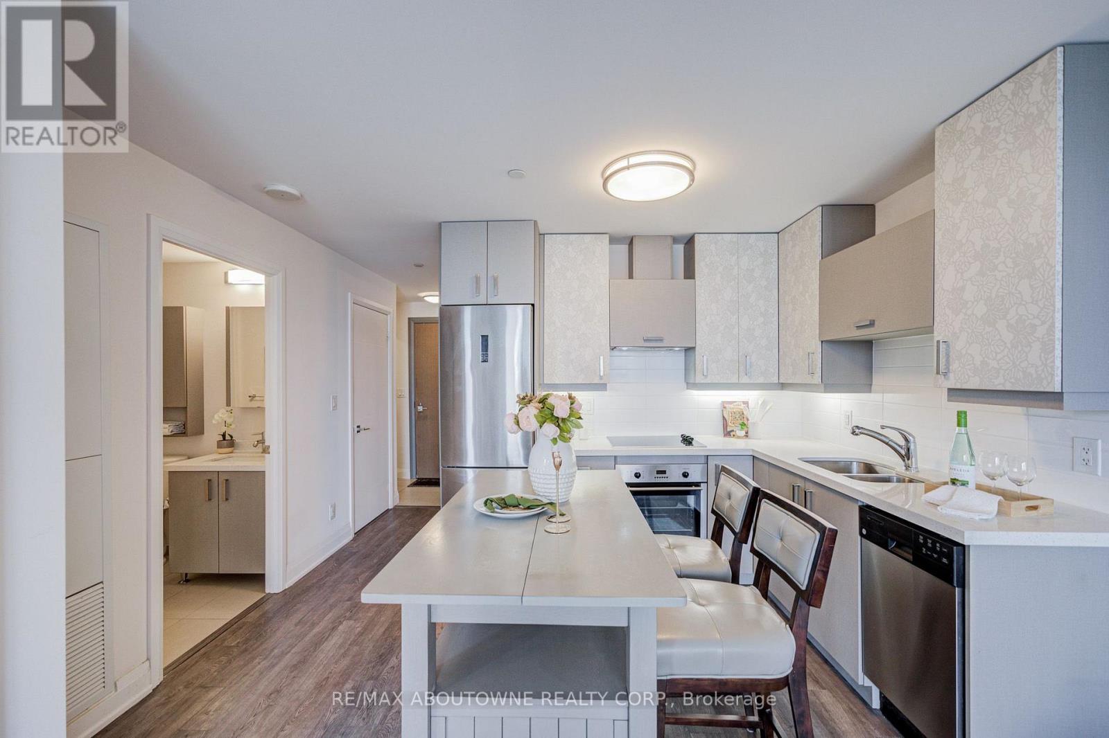#921 18 UPTOWN DRIVE - 12
