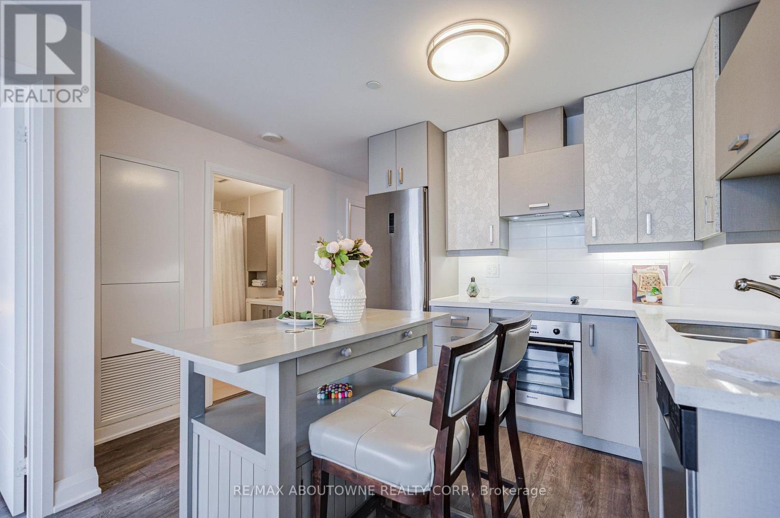 #921 18 UPTOWN DRIVE - 15