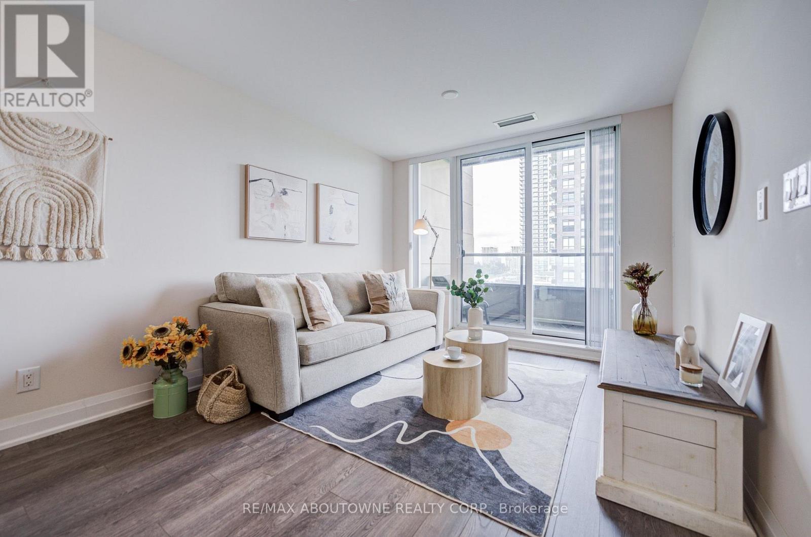 #921 18 UPTOWN DRIVE - 17