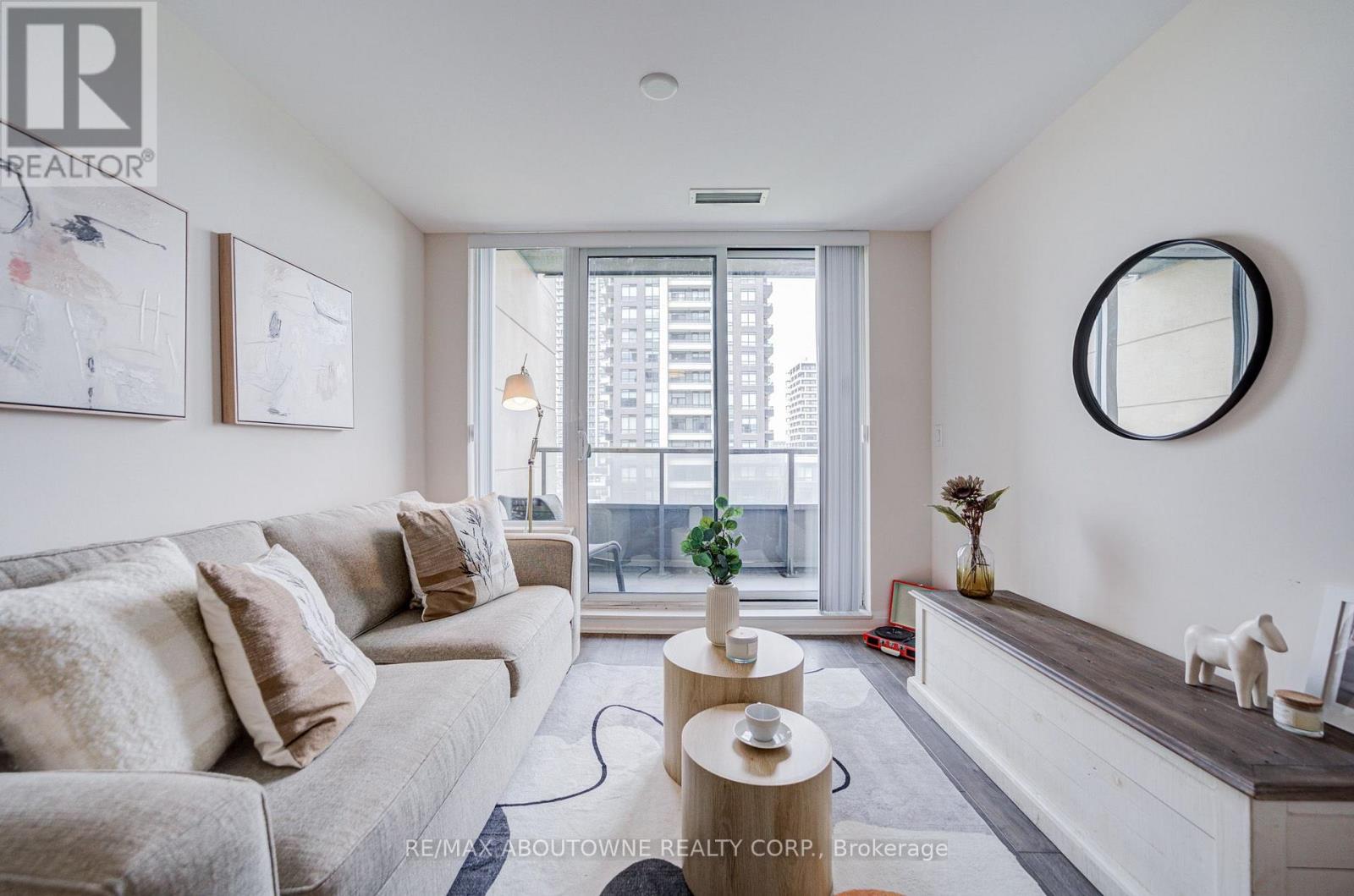#921 18 UPTOWN DRIVE - 18
