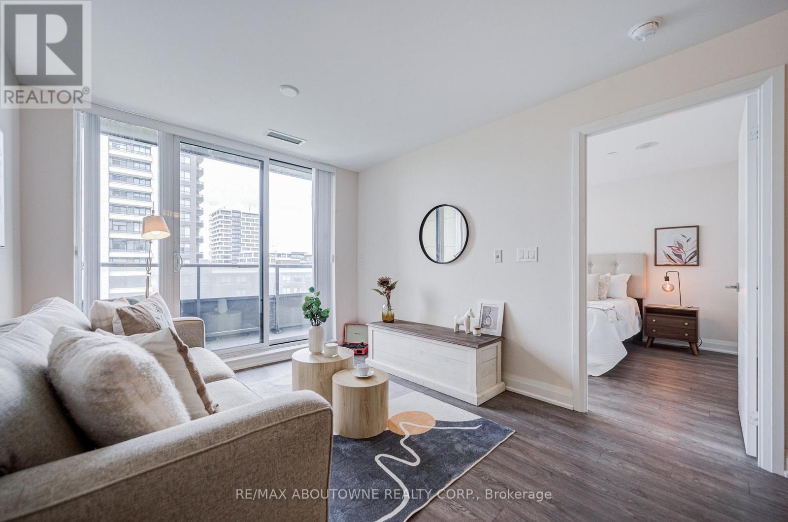#921 18 UPTOWN DRIVE - 19
