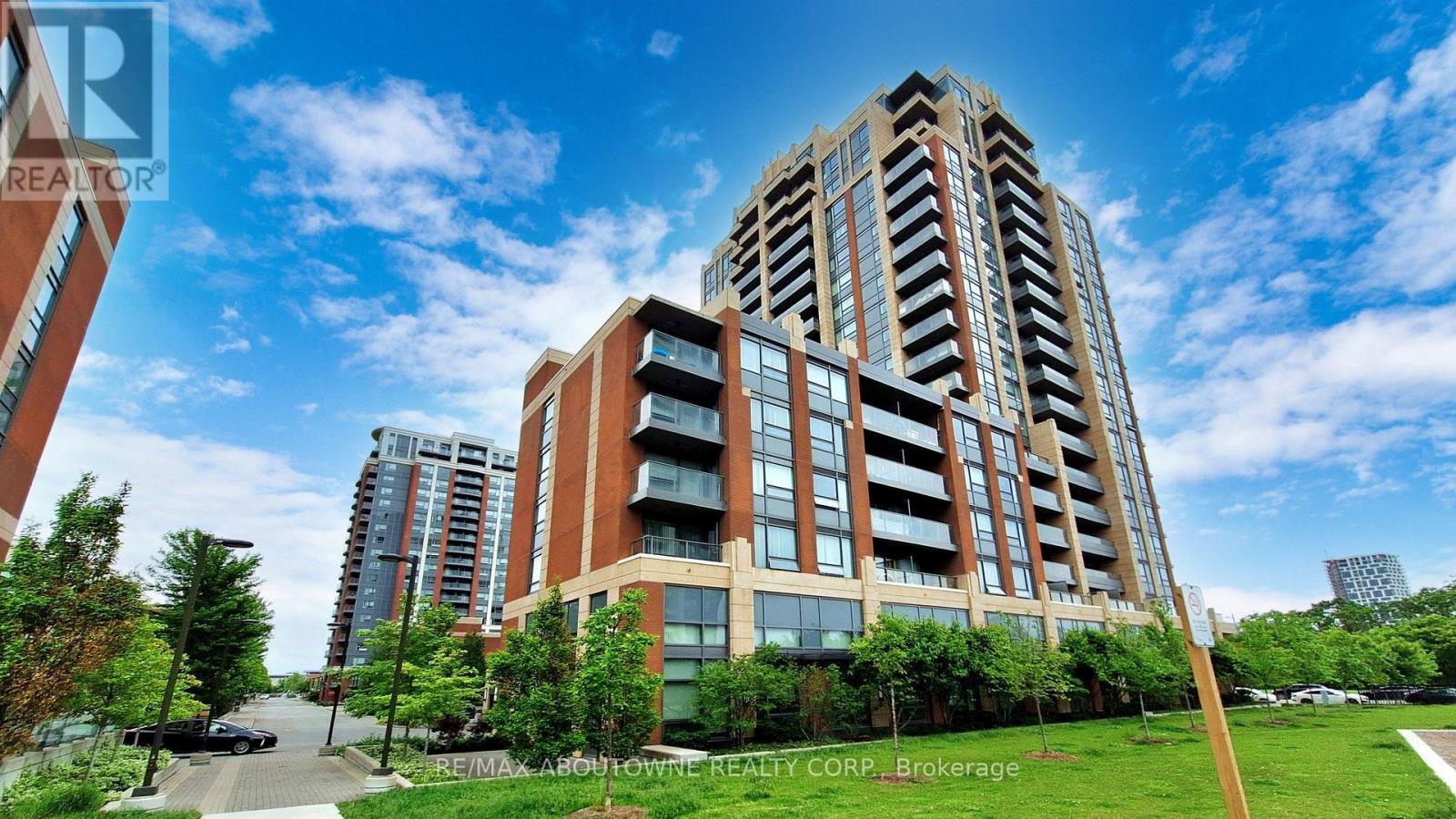 #921 18 UPTOWN DRIVE - 2