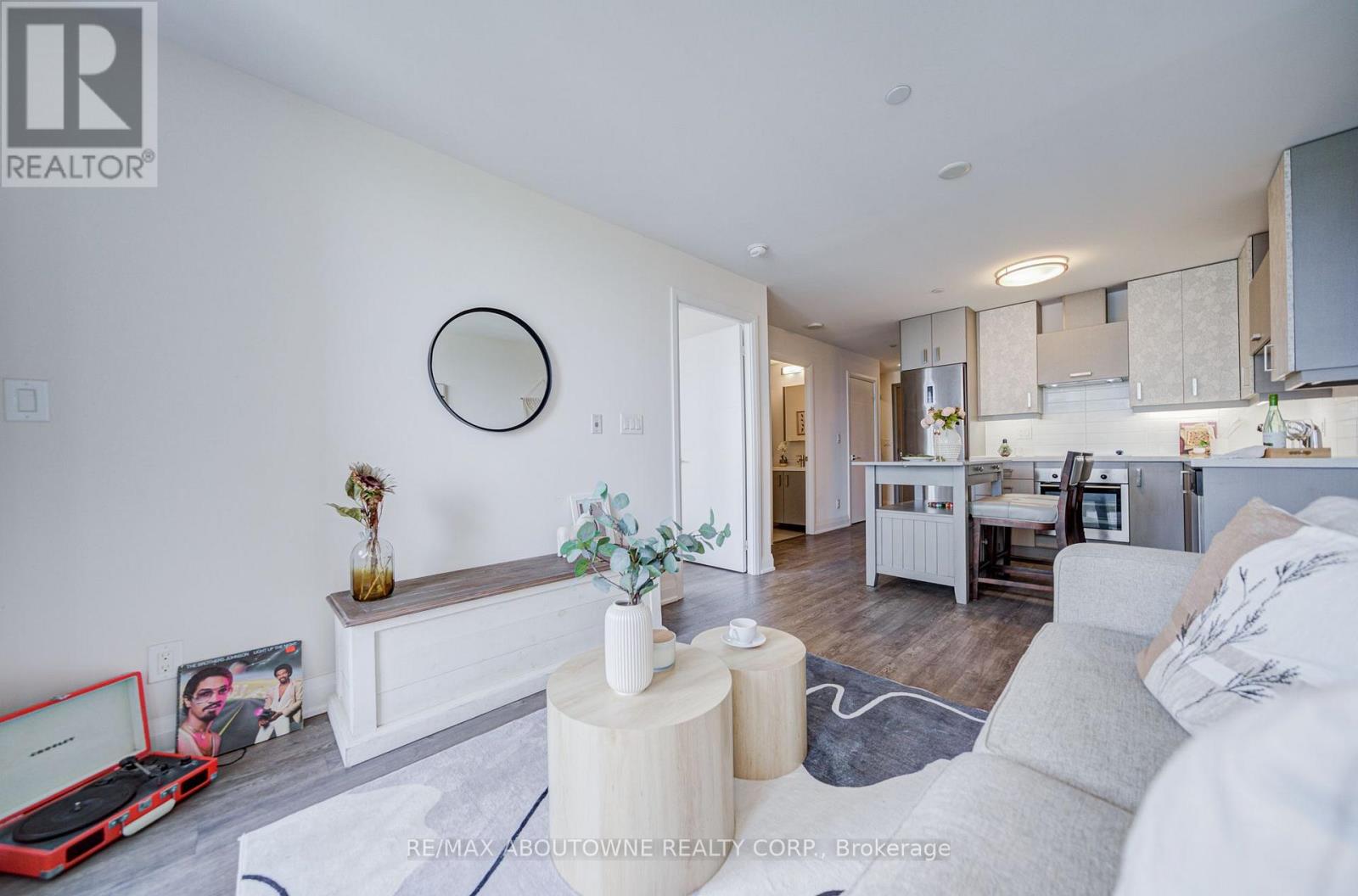 #921 18 UPTOWN DRIVE - 21