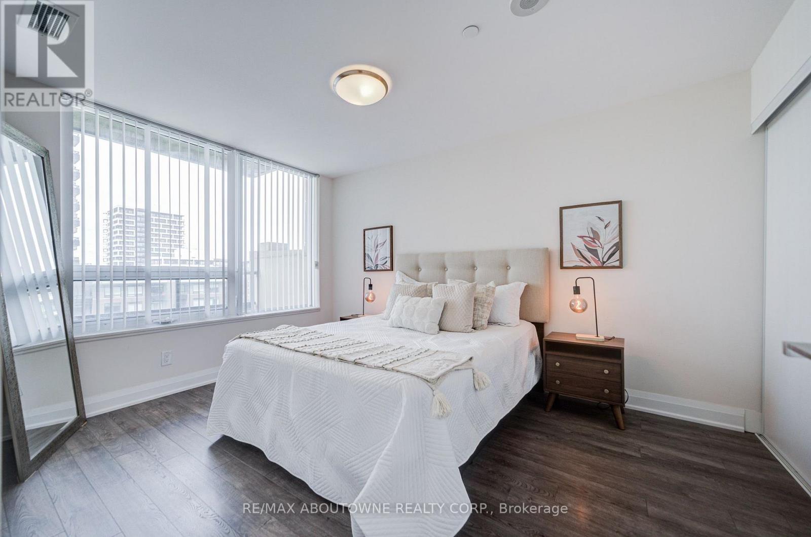 #921 18 UPTOWN DRIVE - 22