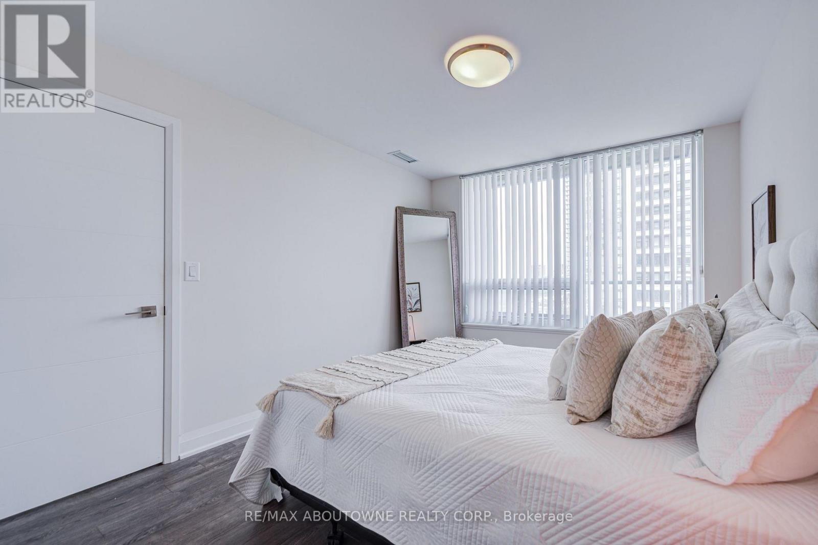 #921 18 UPTOWN DRIVE - 23