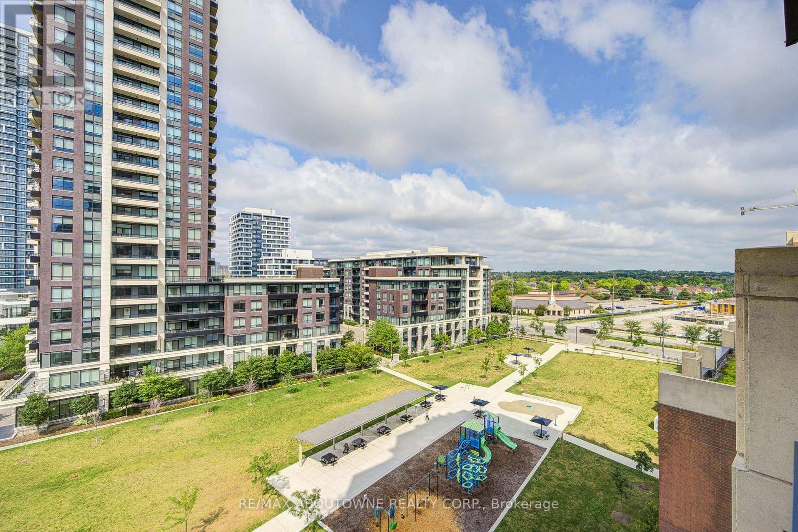 #921 18 UPTOWN DRIVE - 26