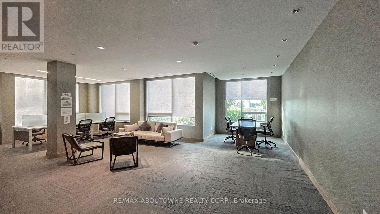 #921 18 UPTOWN DRIVE - 33