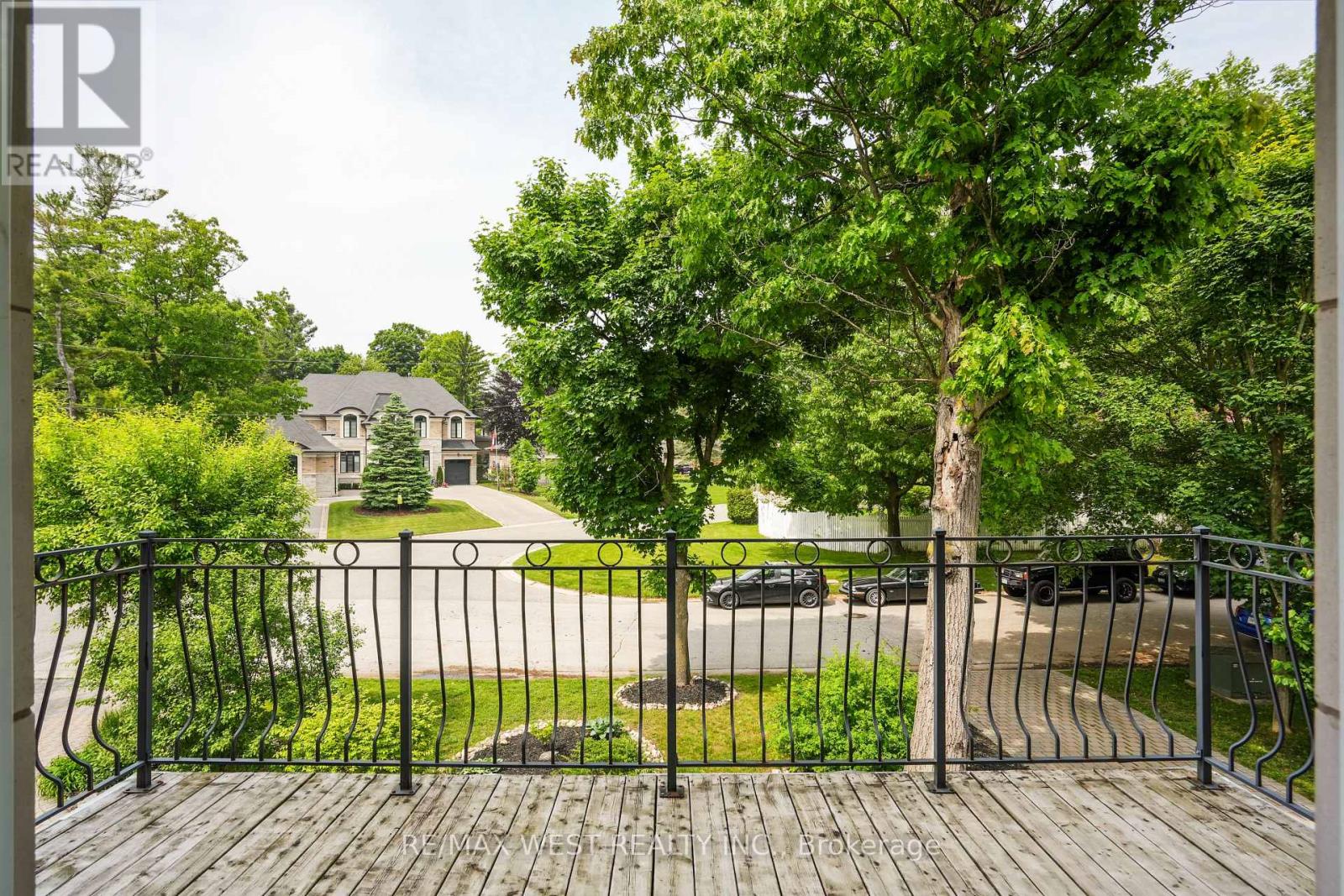 81 WOODVIEW DRIVE - 21