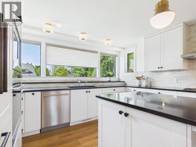 3436 CARIBOO AVE - 10