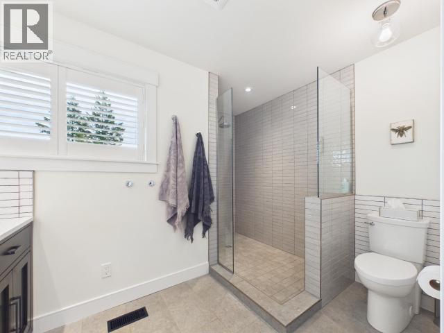 3436 CARIBOO AVE - 38