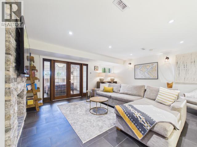 3436 CARIBOO AVE - 47