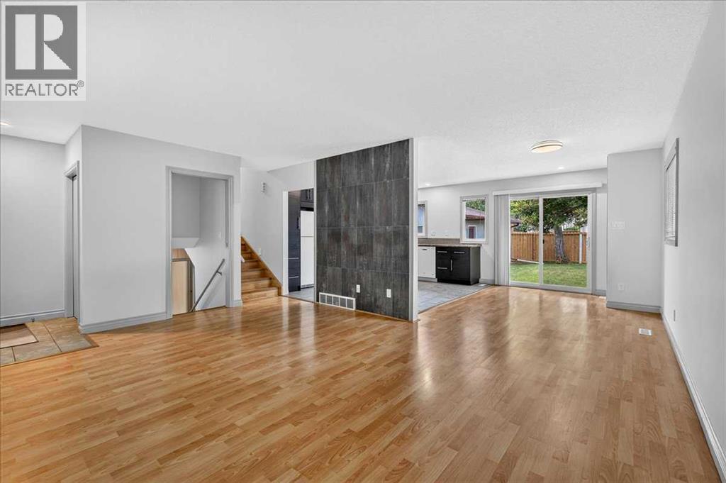 4707 Brockington Road NW, Brentwood, Calgary photo 2