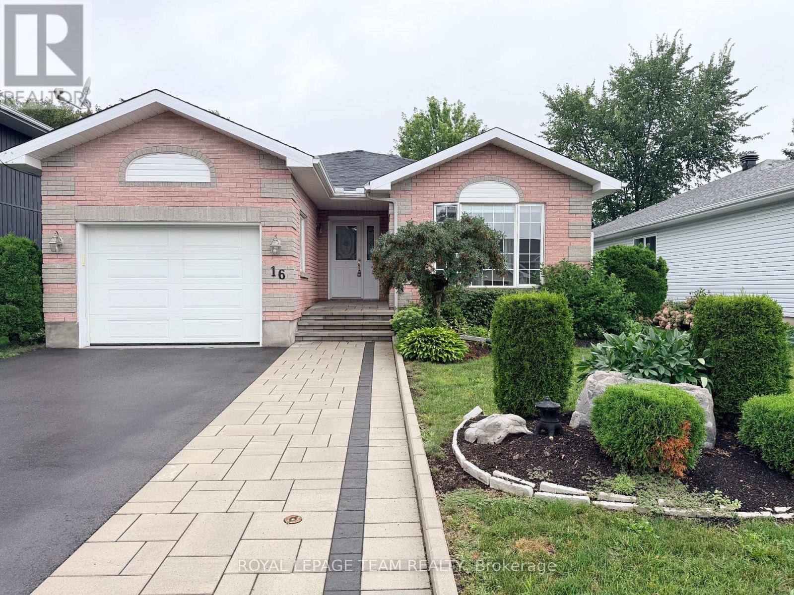 16 FAIRVIEW CRESCENT - 1