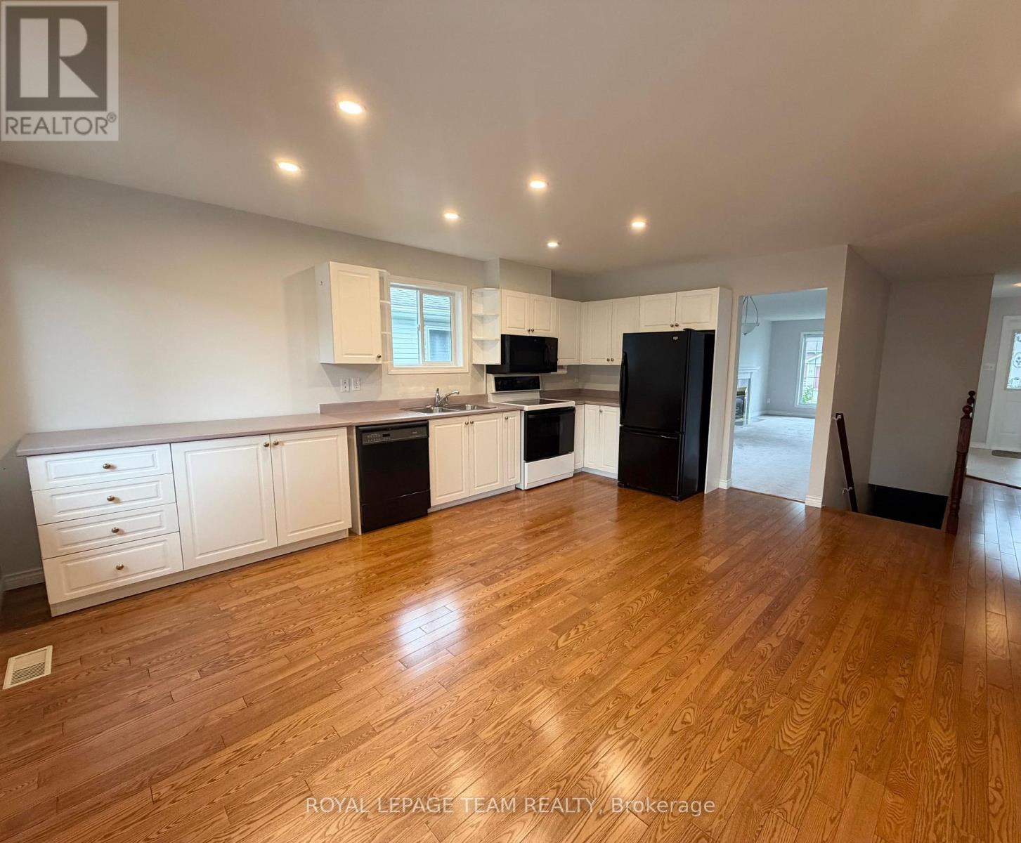 16 FAIRVIEW CRESCENT - Image 12