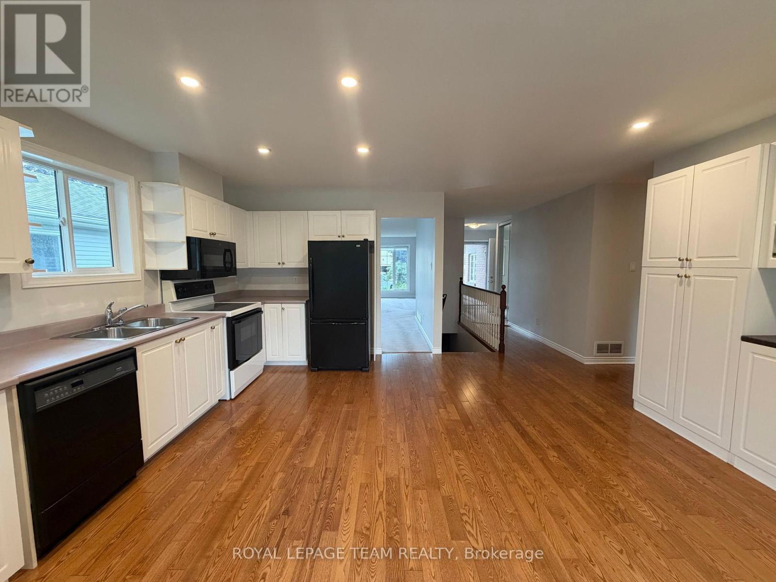 16 FAIRVIEW CRESCENT - 13