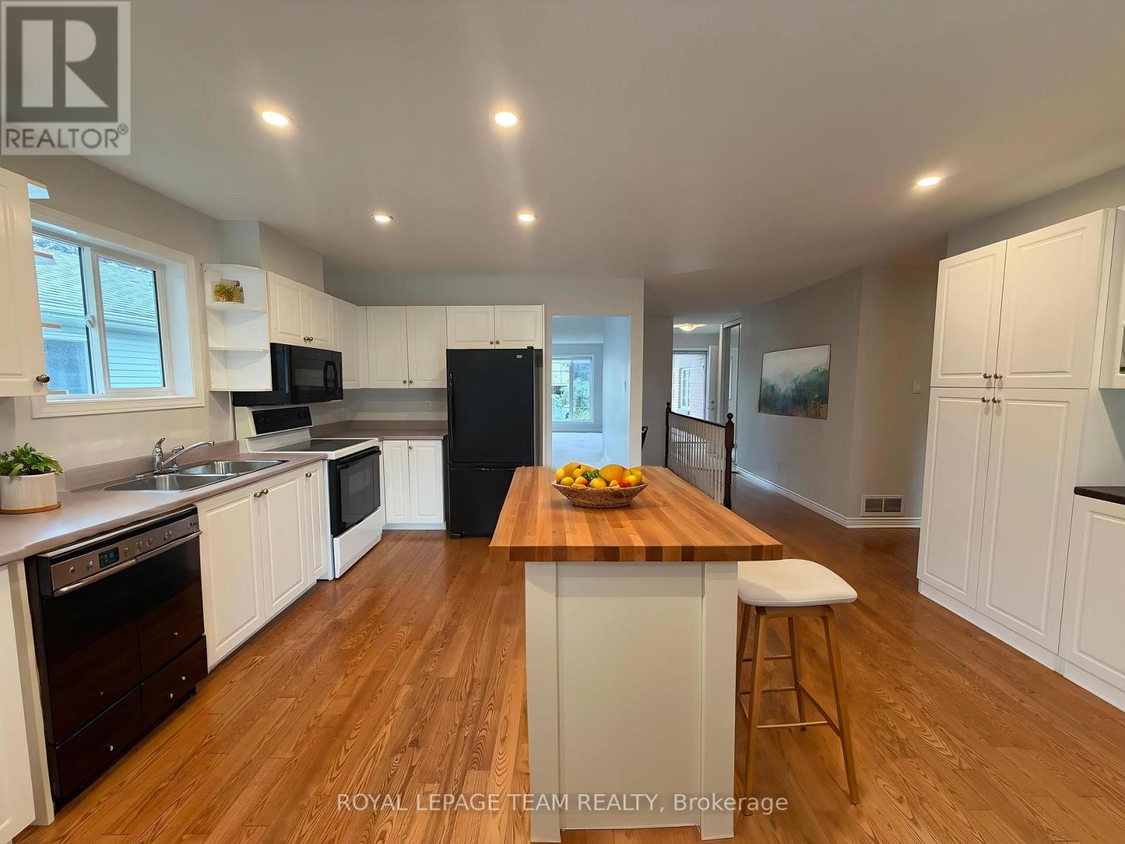 16 FAIRVIEW CRESCENT - 14
