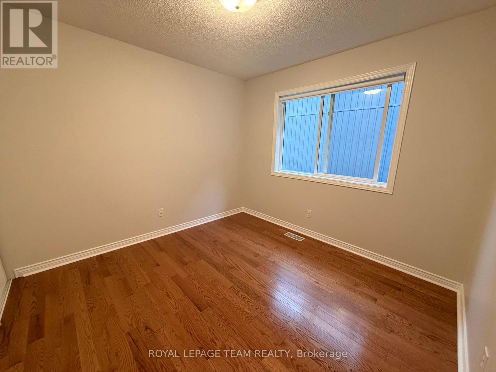 16 FAIRVIEW CRESCENT - Image 24