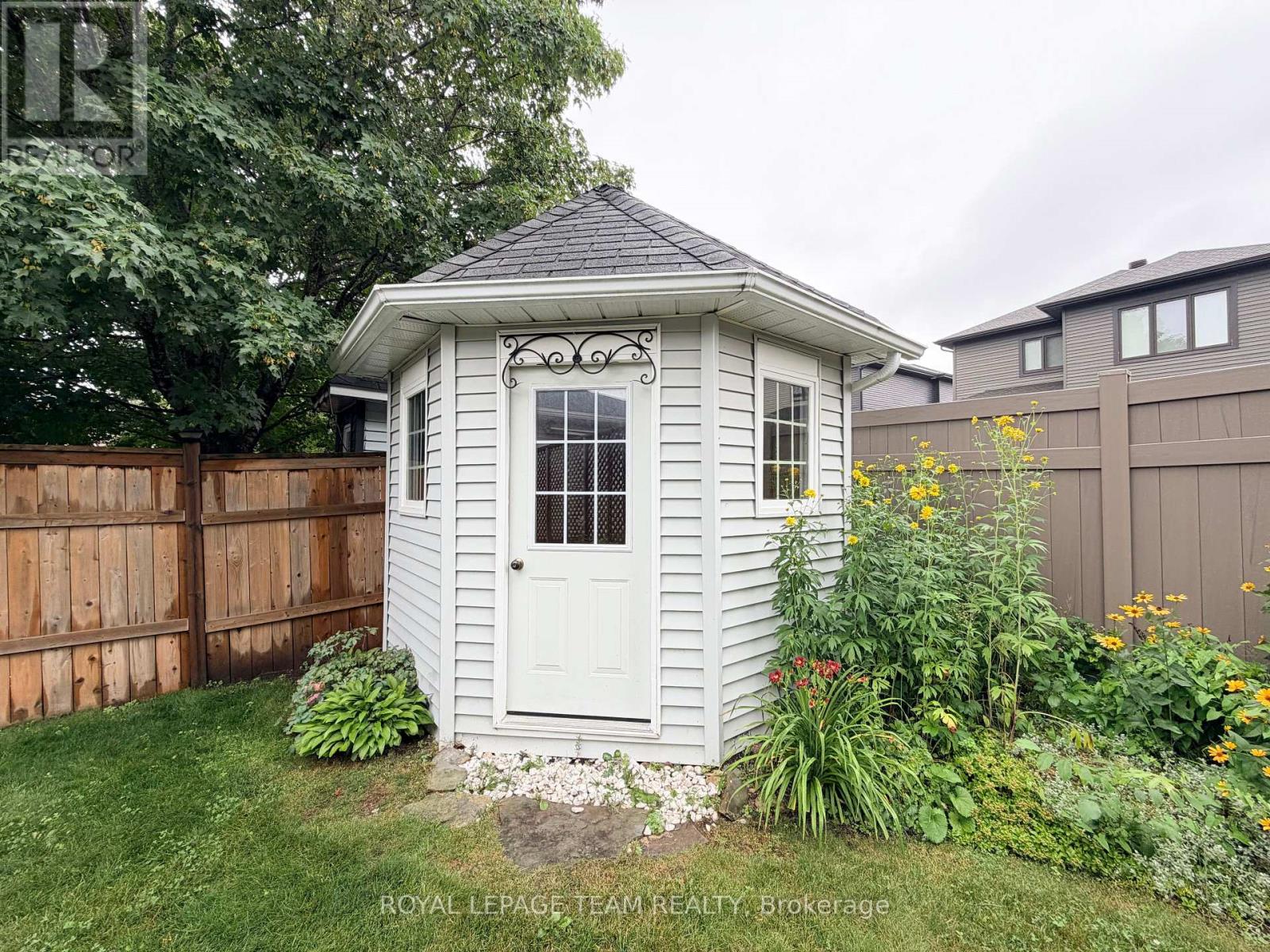 16 FAIRVIEW CRESCENT - 45