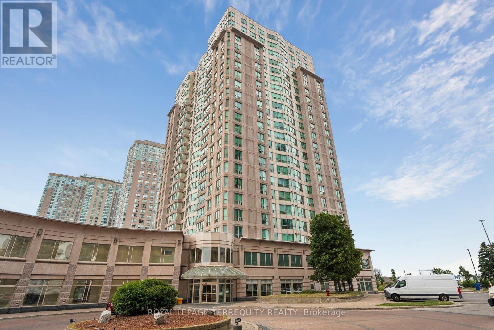 #906 18 LEE CENTRE DRIVE - 40