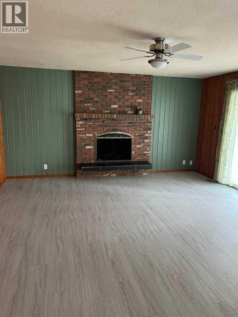 5005 47 Avenue - 8
