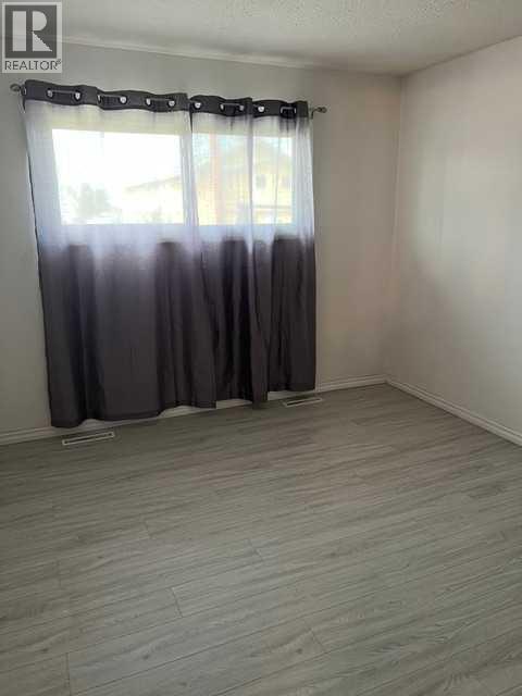5005 47 Avenue - 14