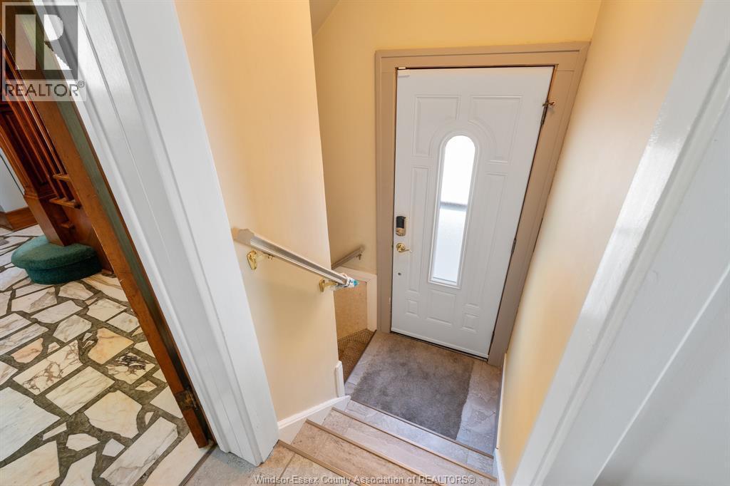 2226 Gladstone AVENUE - 34