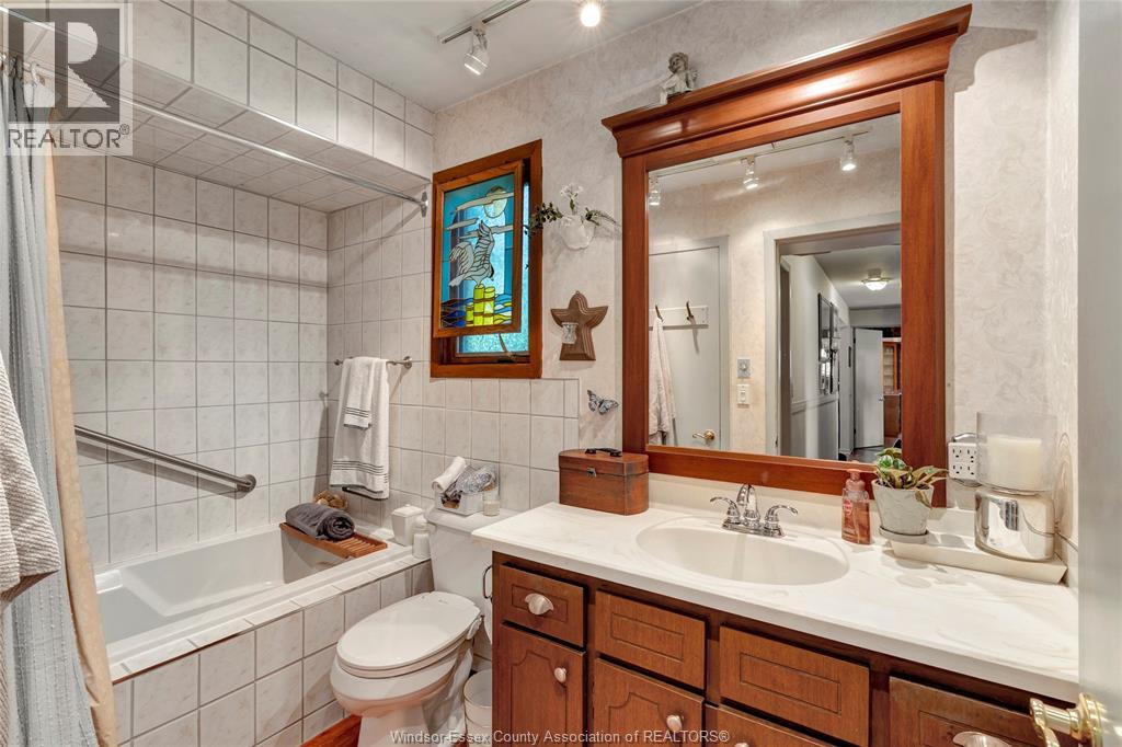 1335 LAURIER DRIVE - 19