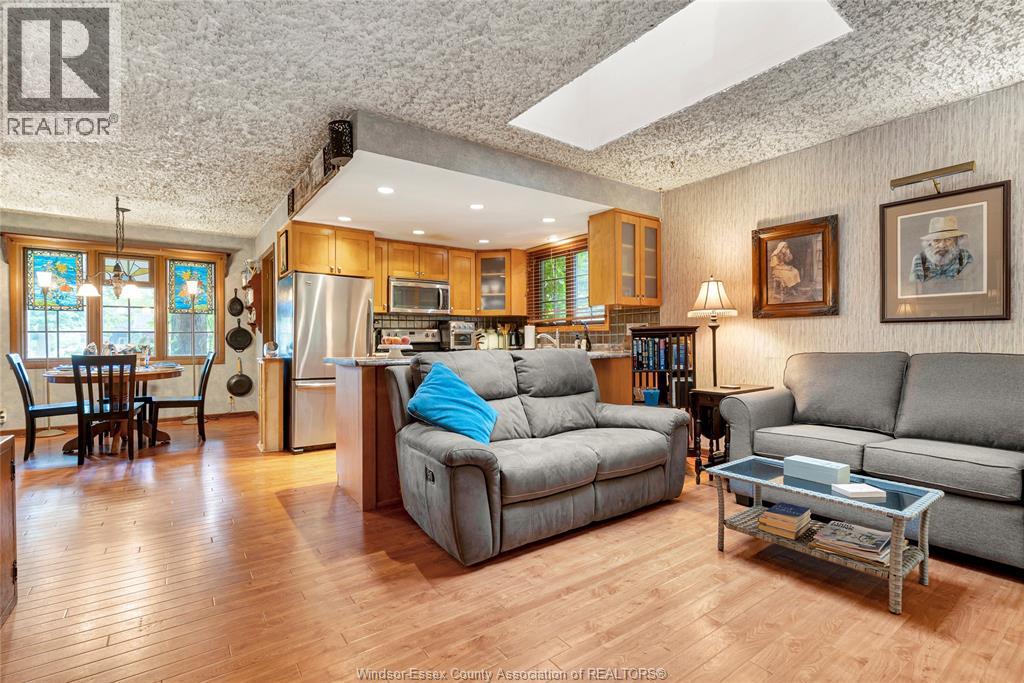 1335 LAURIER DRIVE - 7