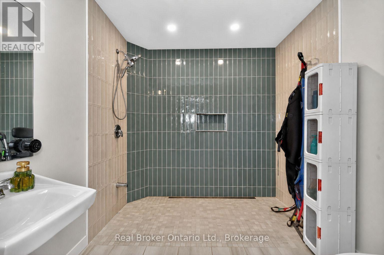 597 LAFONTAINE  ROAD W - Image 35