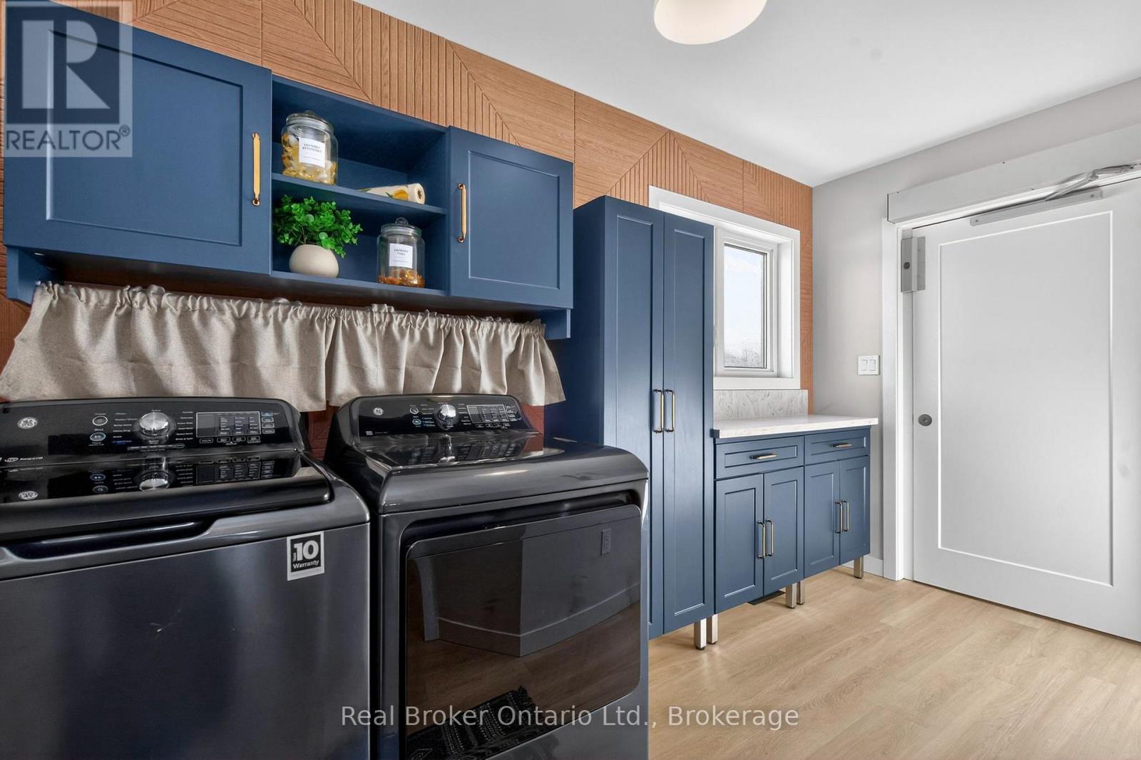 597 LAFONTAINE  ROAD W - Image 36