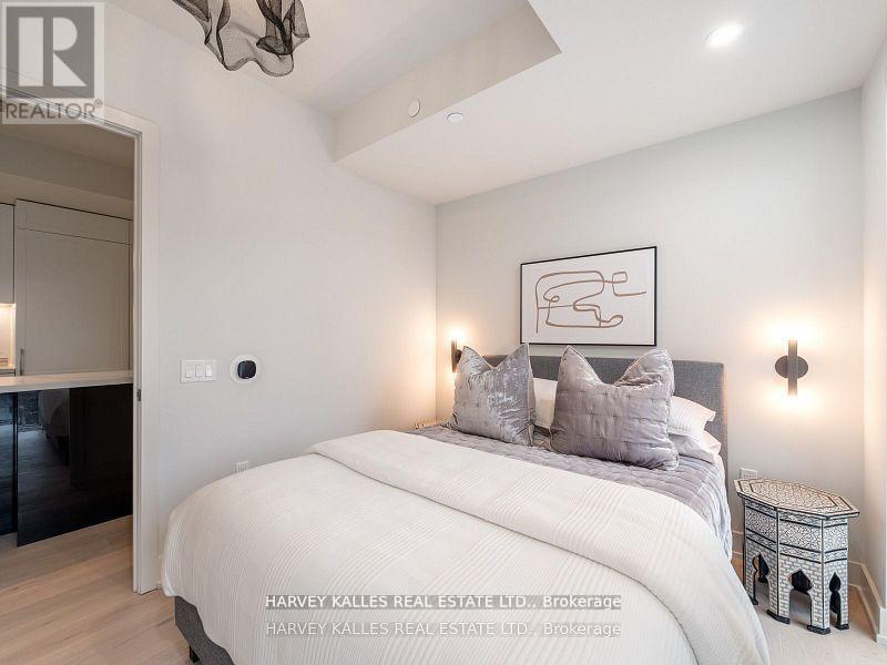 #610 8 MANOR ROAD W - 22