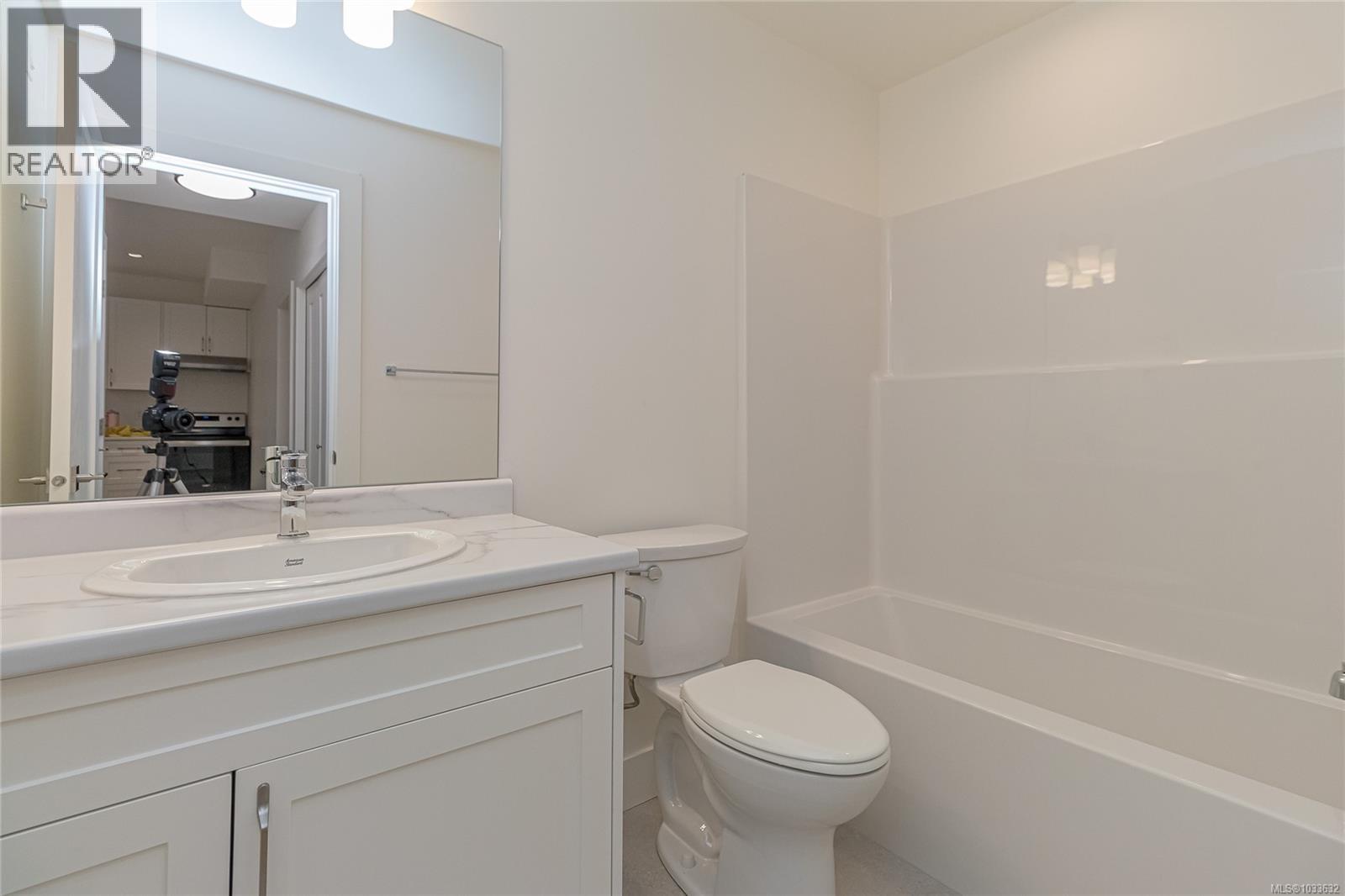 2168 Bellflower Dr - Image 35
