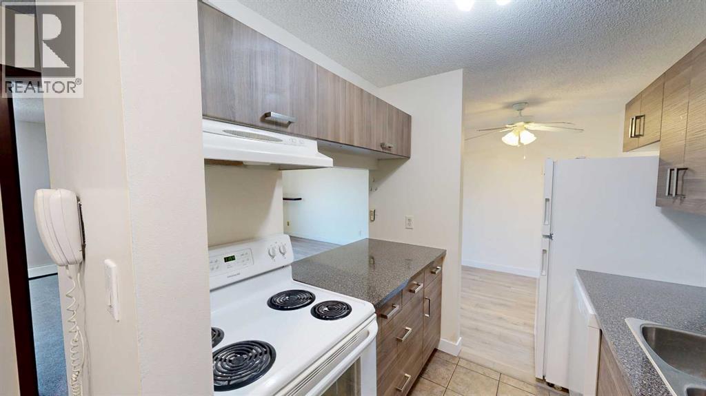 #212 401 Columbia Boulevard W - 3