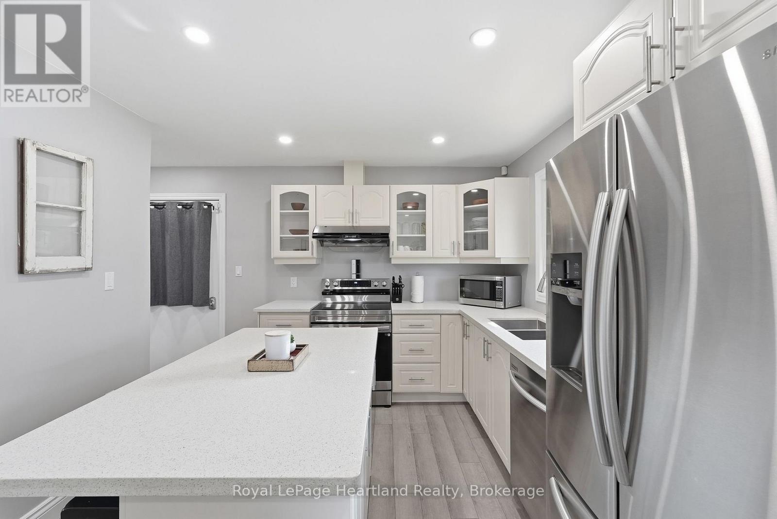 20 QUEEN STREET W - 14