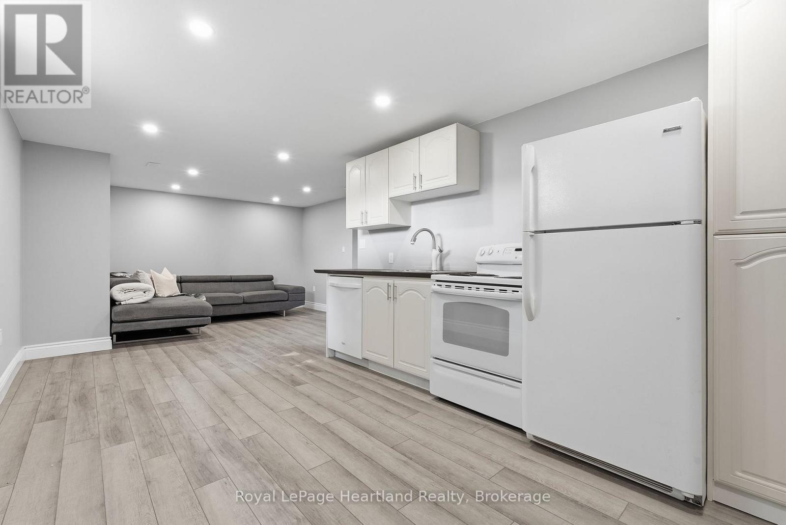20 QUEEN STREET W - 22
