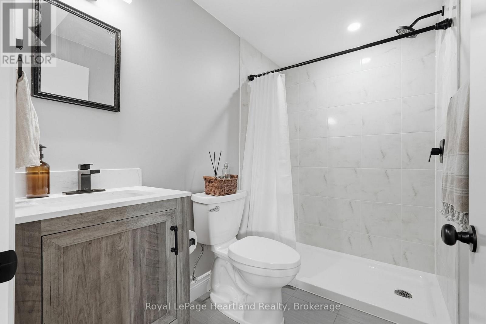 20 QUEEN STREET W - 26