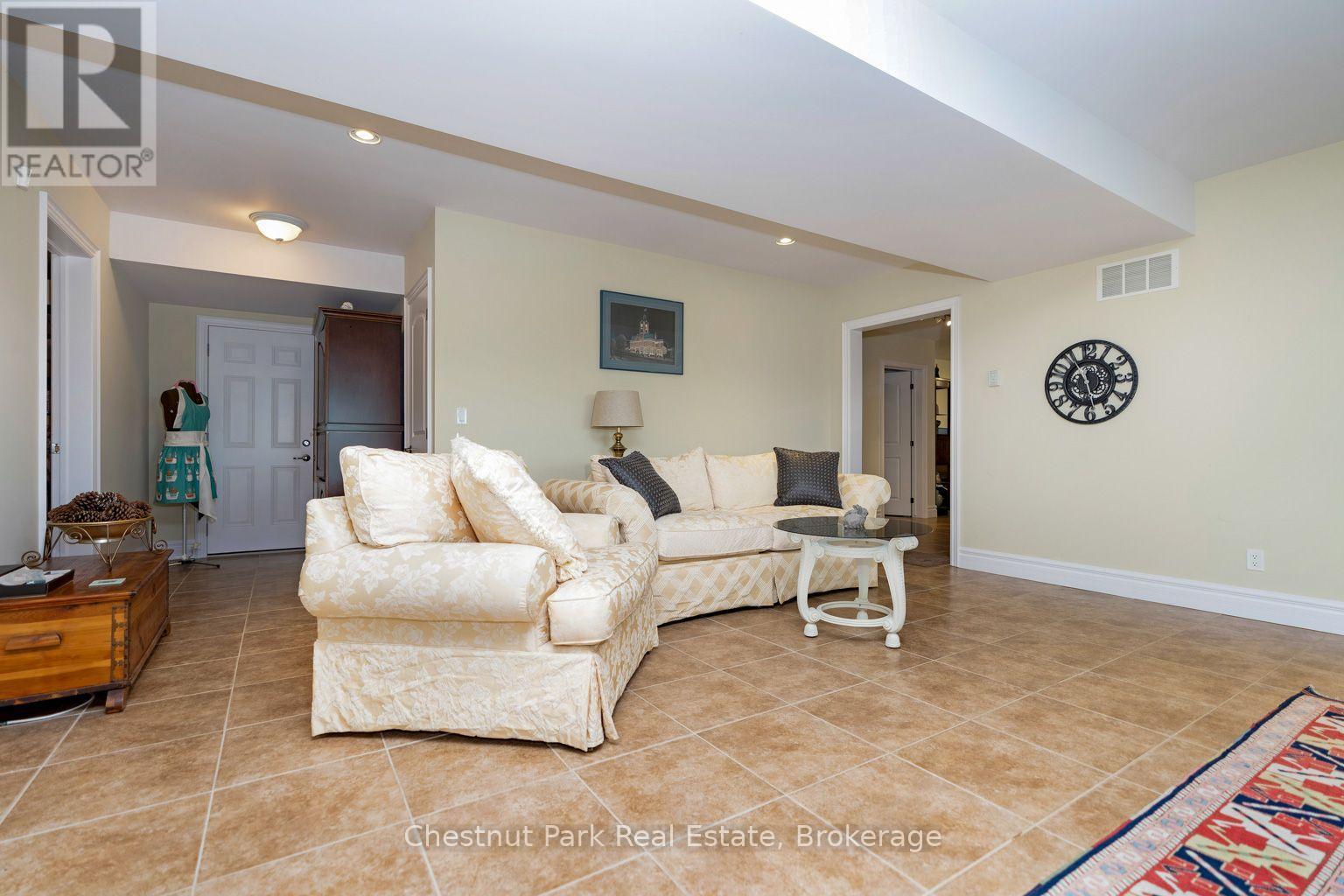 133 LAKESHORE ROAD E - 15