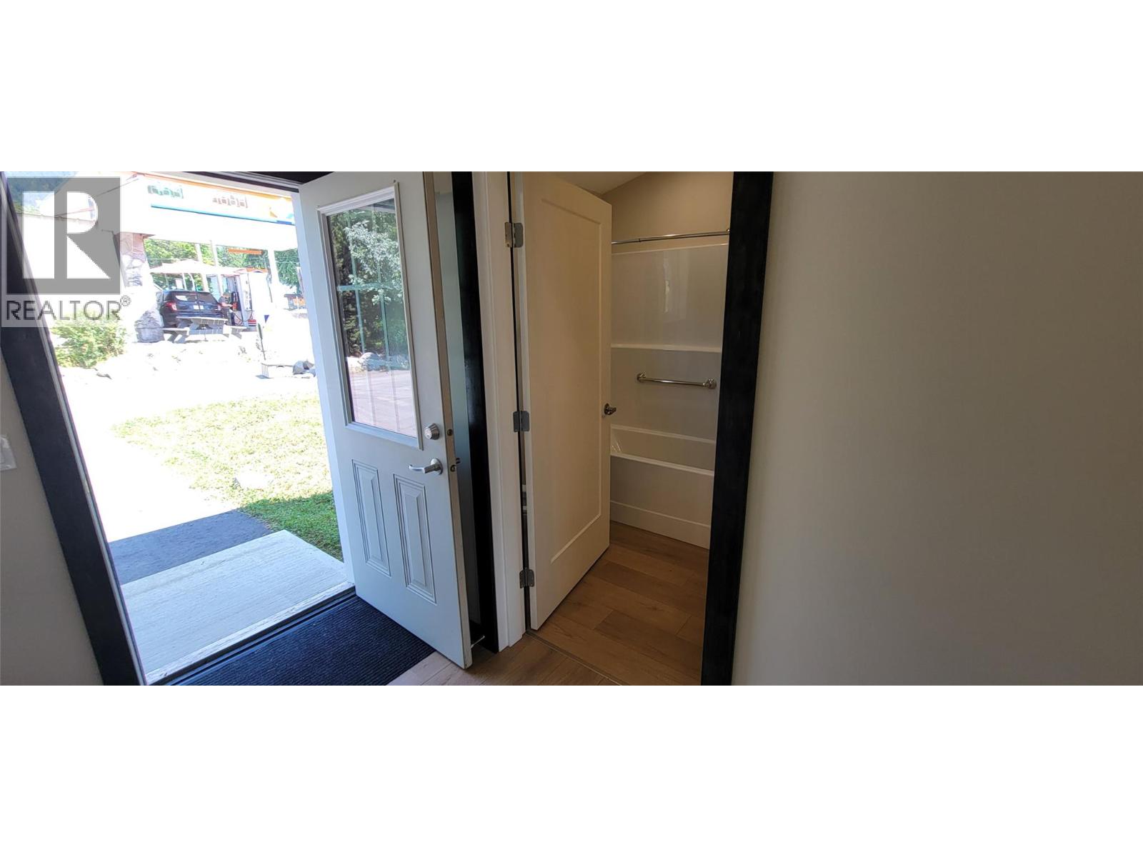 #4 611 Casley Court - 22