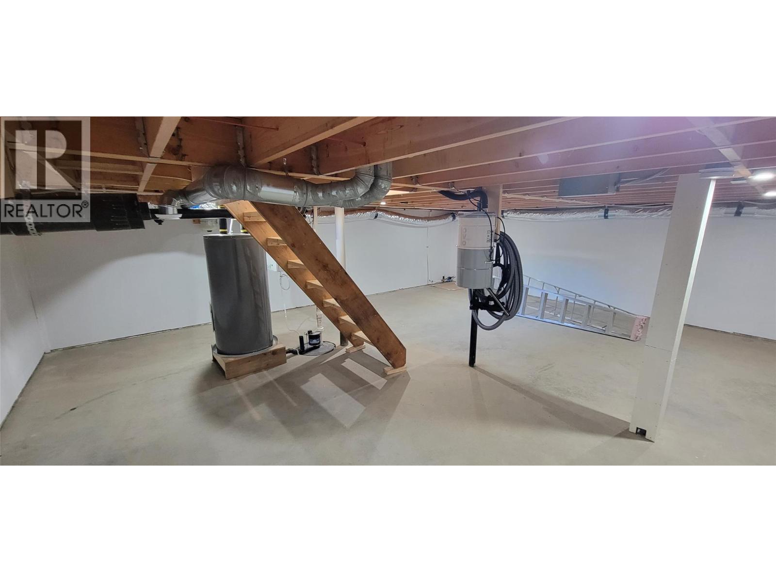 #4 611 Casley Court - 35