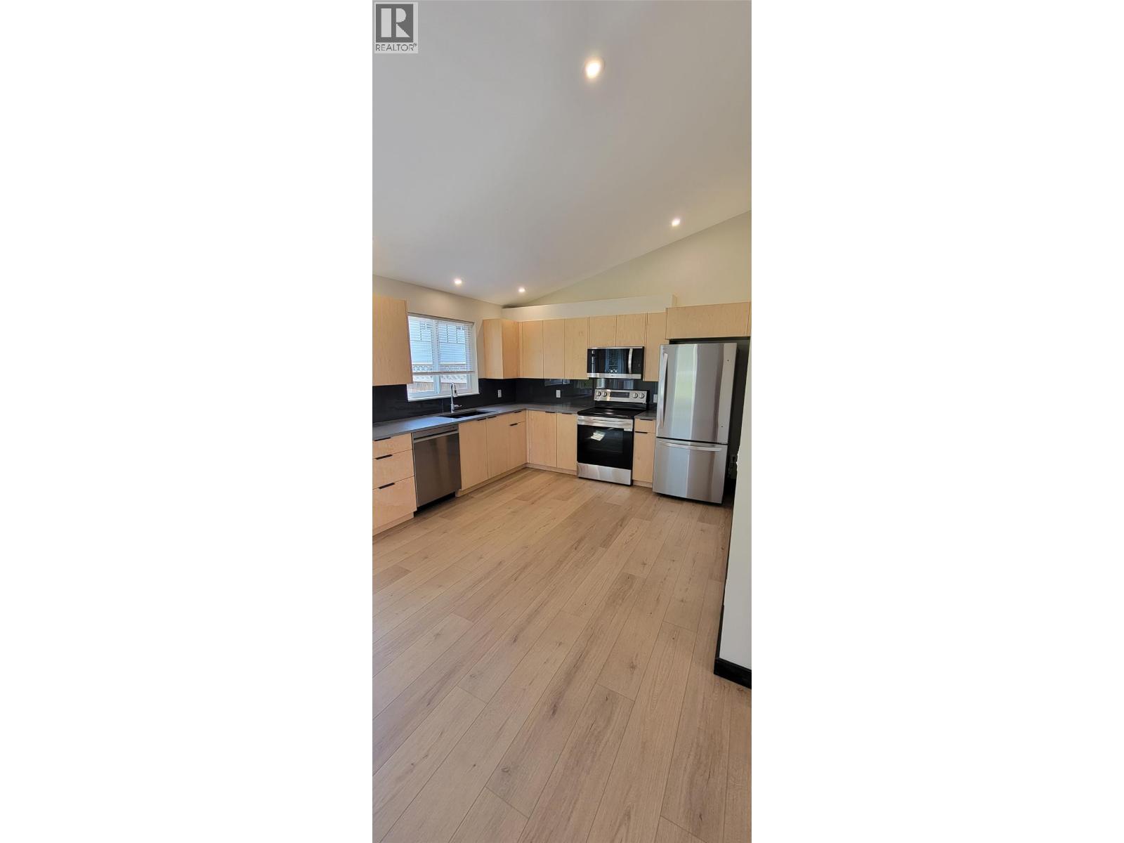 #4 611 Casley Court - 31