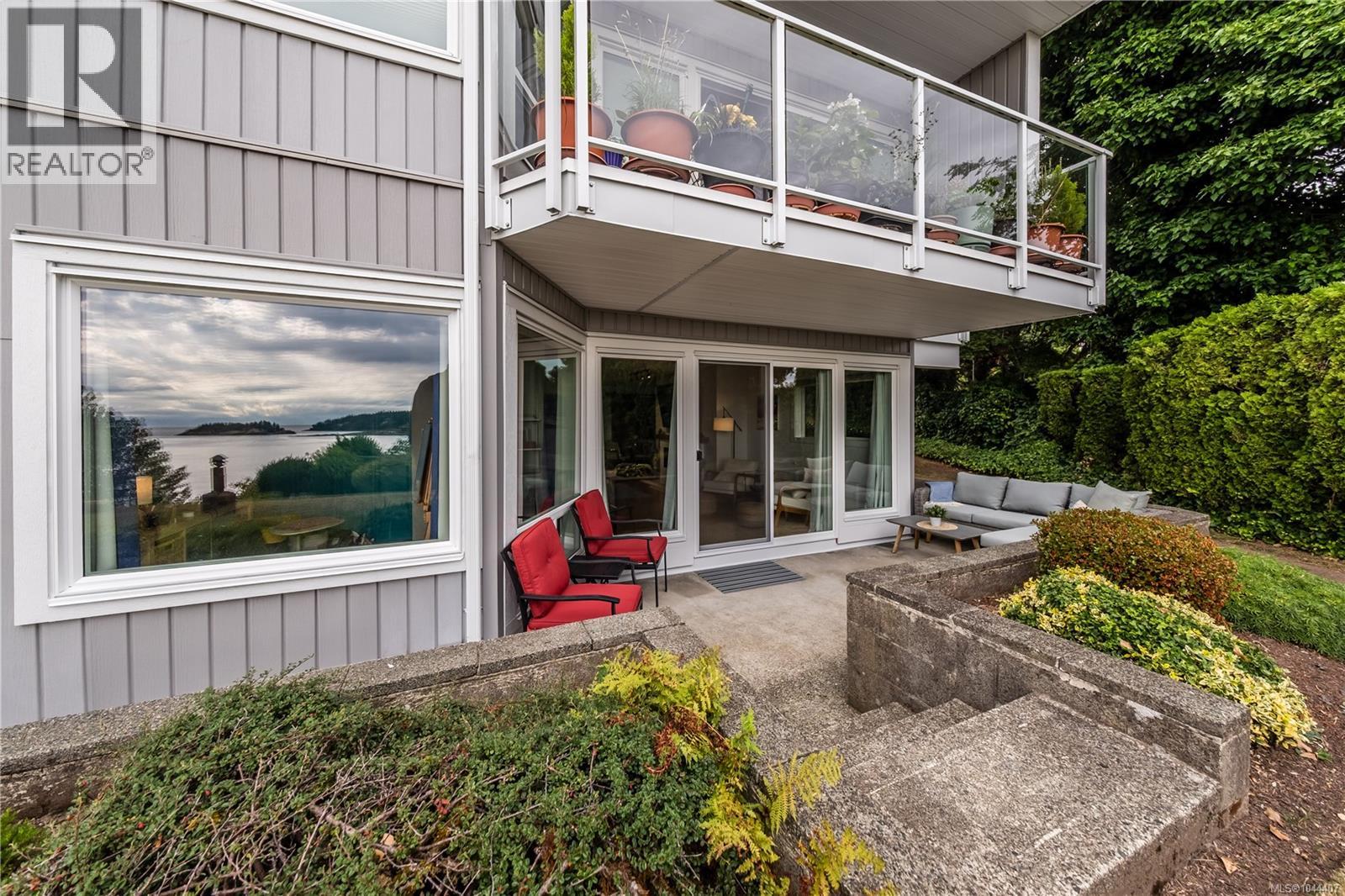 #112 2562 Departure Bay Rd - 35