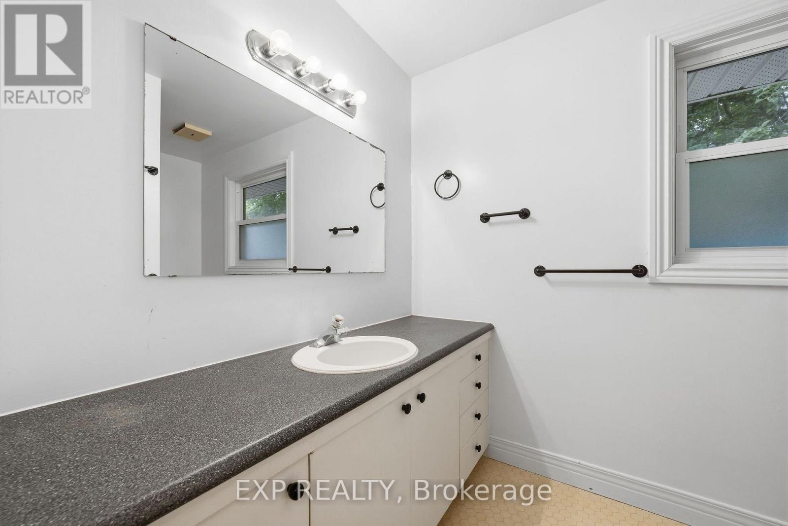 42 QUEEN MARY CRESCENT - 16