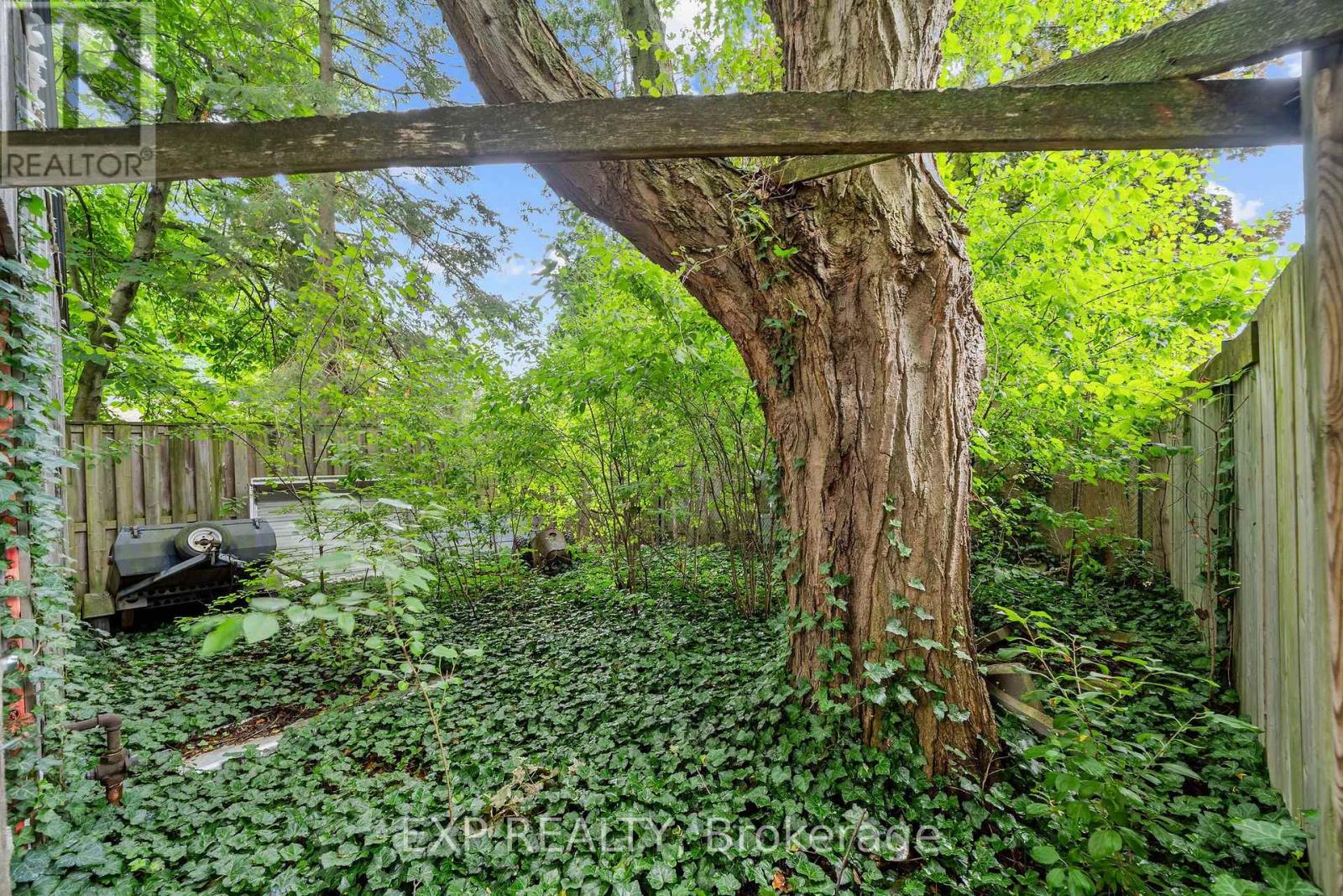 42 QUEEN MARY CRESCENT - 31